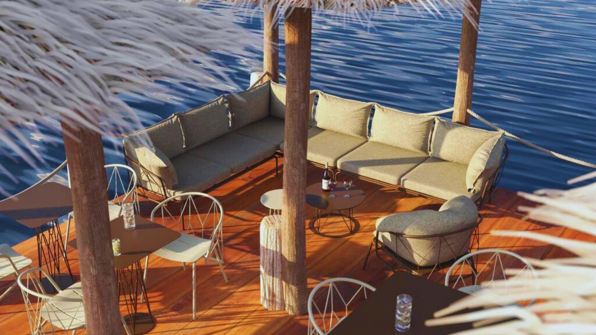Beach bar s drvenim ležaljkama i slamnatim suncobranima na obali mora