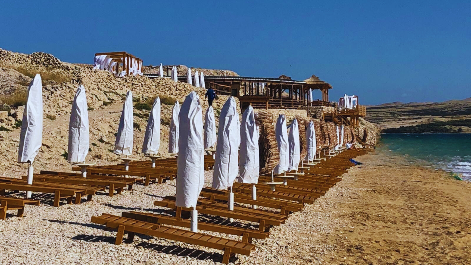 Ležaljke i suncobrani na plaži – oprema za beach barove i turističke zone