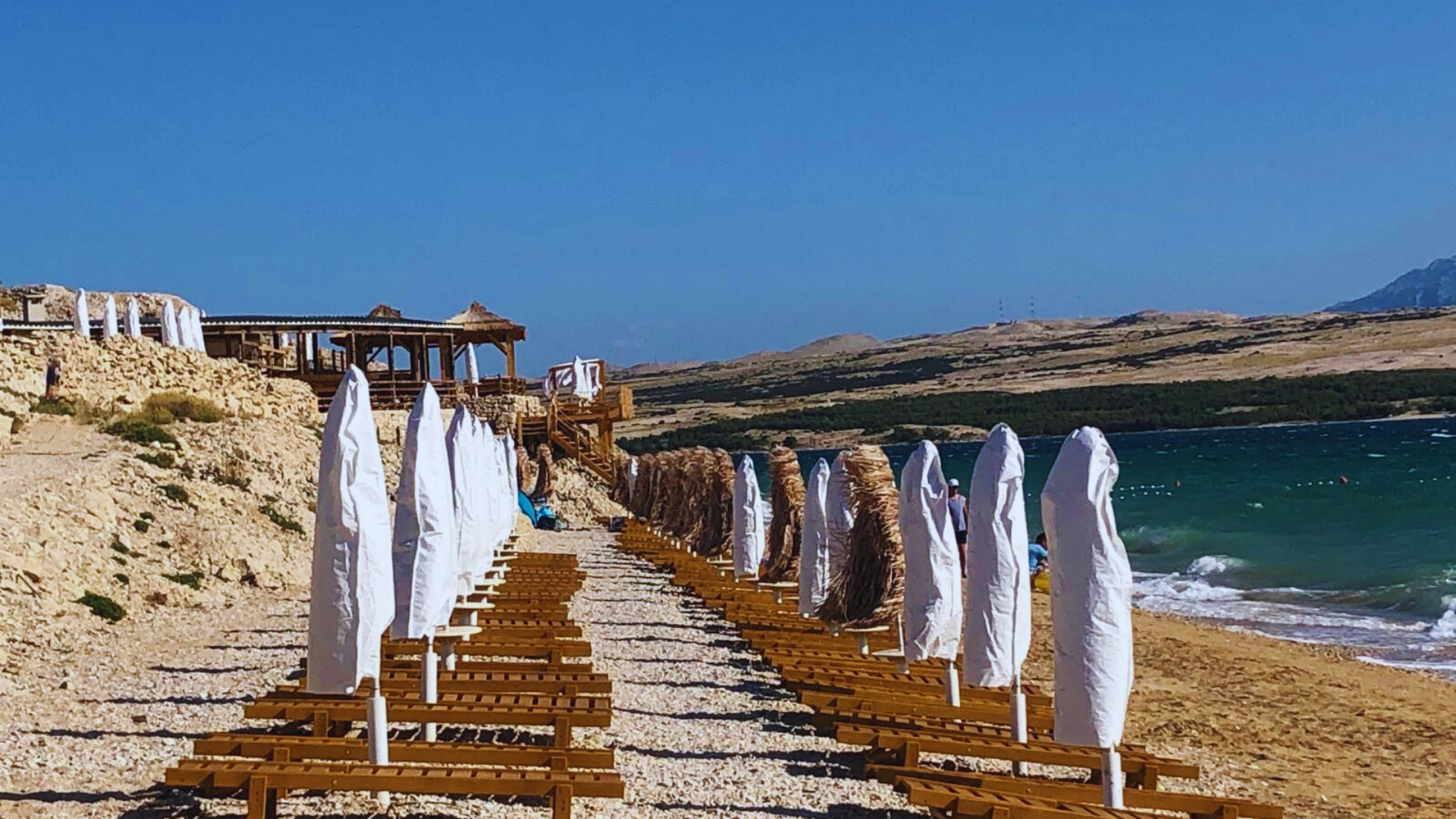 Ležaljke i suncobrani na plaži – oprema za beach barove i turističke zone