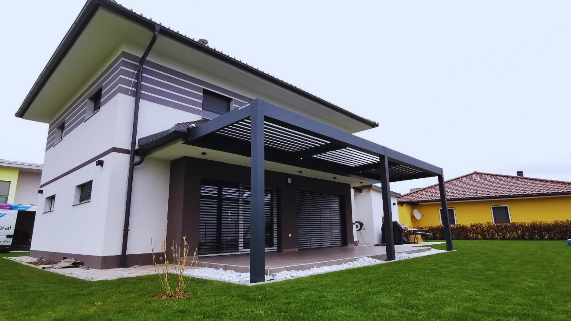 Pergola za terasu obiteljske kuće – moderna aluminijska pergola za zaštitu od sunca