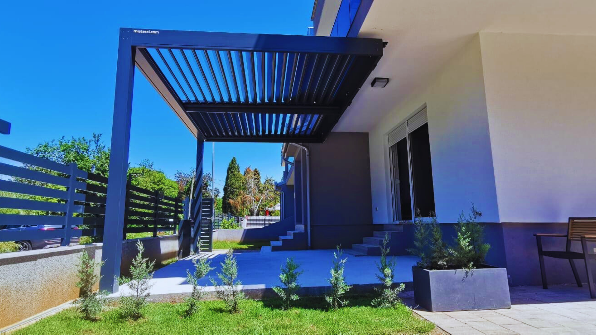 Pergola za terasu obiteljske kuće – moderna aluminijska pergola za zaštitu od sunca