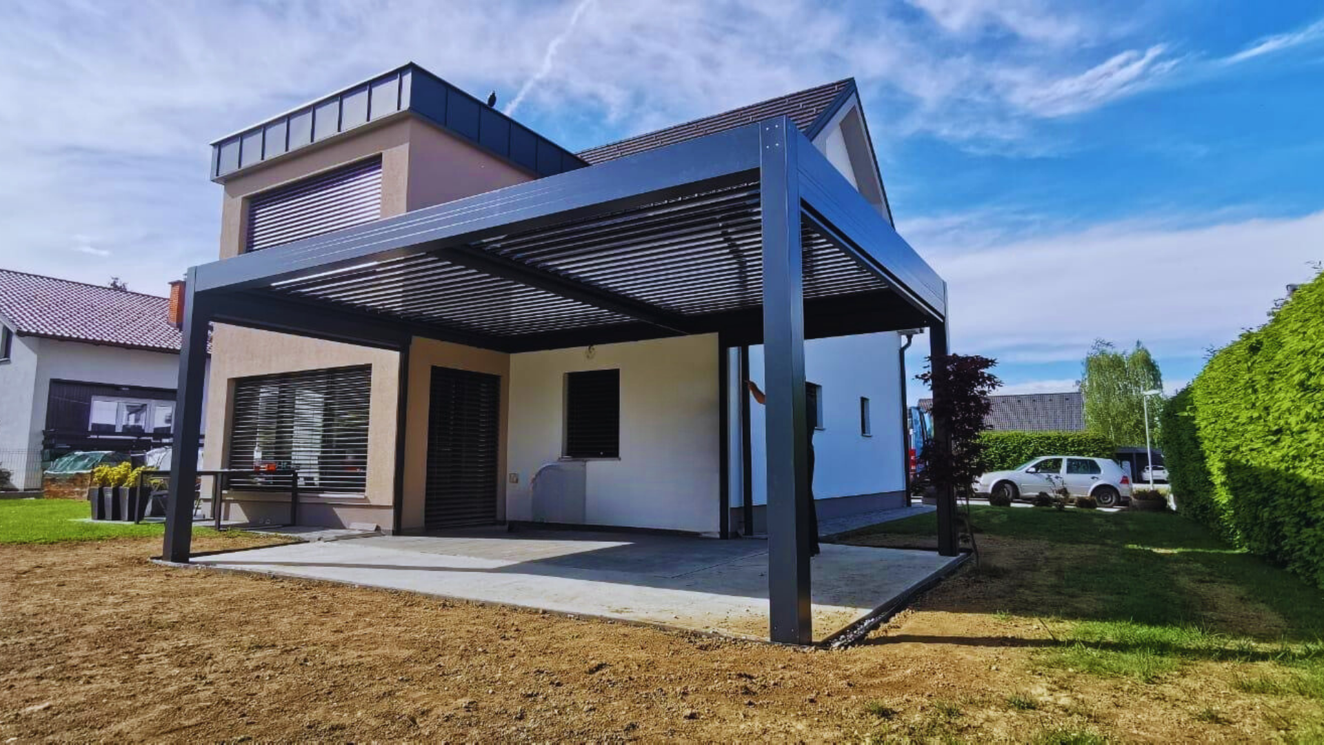 Pergola za terasu obiteljske kuće – moderna aluminijska pergola za zaštitu od sunca